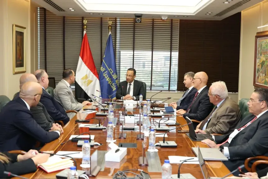 وزير الاتصالات يناقش مع EY خطط التوسع في مصر وتوطين خدمات التكنولوجيا المتقدمة