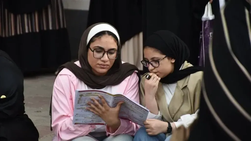 الحزن يسيطر على طلاب العلمى بعد امتحان الكيمياء.. ويؤكدون: الأسئلة صعبة