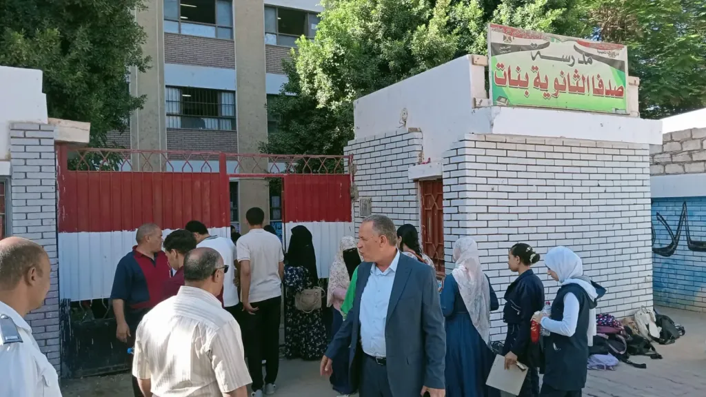 مدير تعليم أسيوط يتفقد محيط لجان امتحانات الثانوية بصدفا ويتابع إجراءات التفتيش