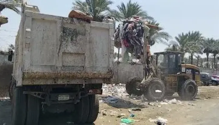 حملات مكثفة فى بولاق الدكرور لمواجهة النباشين والباعة الجائلين
