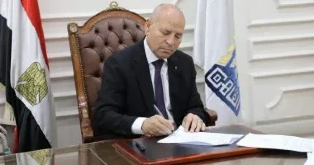 محافظ القاهرة يشارك المواطنين مشاهدة مباراة مصر وأستراليا بمركز شباب روض الفرج