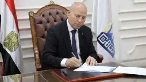 محافظ القاهرة يشارك المواطنين مشاهدة مباراة مصر وأستراليا بمركز شباب روض الفرج