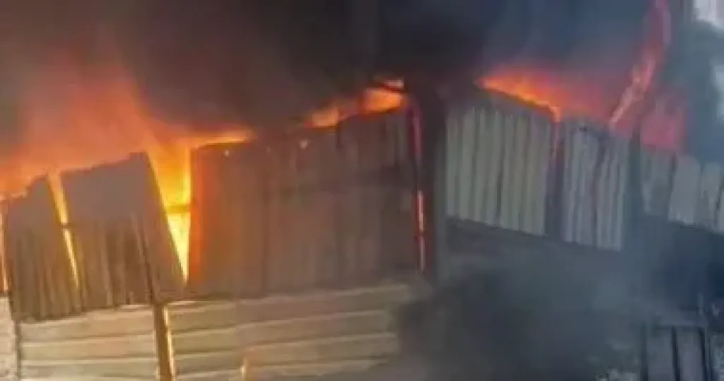 السيطرة على حريق داخل محل مفروشات فى المعصرة