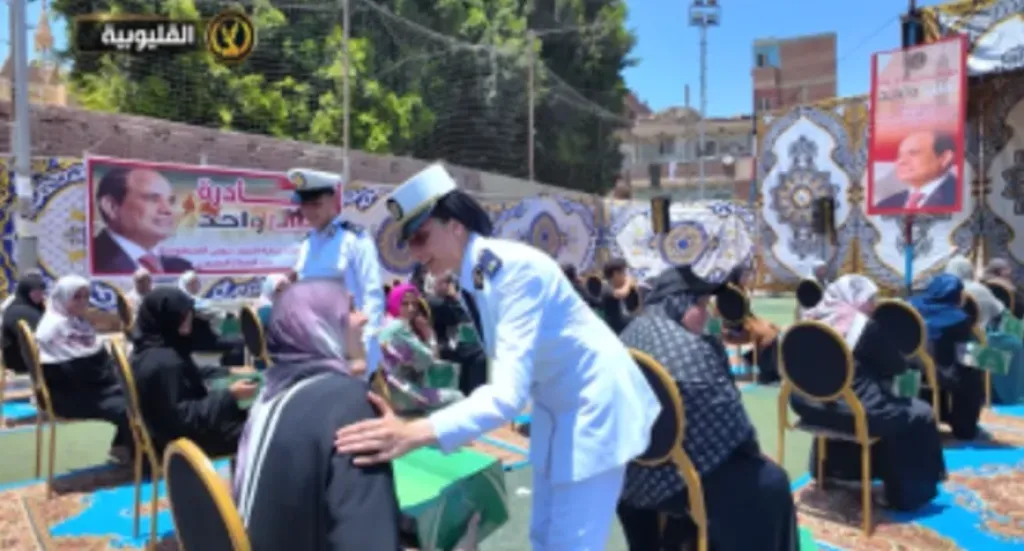 الداخلية تواصل الاحتفال بذكرى 30 يونيو بتوزيع مساعدات وهدايا على المواطنين| فيديو وصور