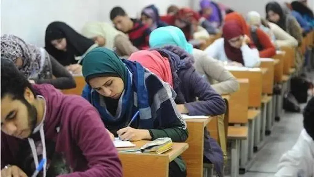 طلاب الثانوية العامة يؤدون غدا امتحان اللغة الأجنبية الأولى