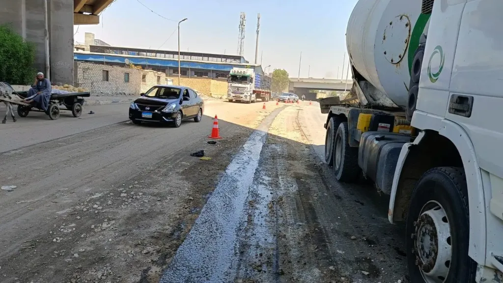 محافظ الجيزة يتابع أعمال تركيب الأسوار الحديدية المفقودة بمحور 26 يوليو