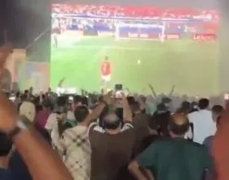 مئات الليبيين يحتشدون في ميدان الشهداء بطرابلس لدعم المنتخب المصري بعد تأهله لدور الـ16 | فيديو