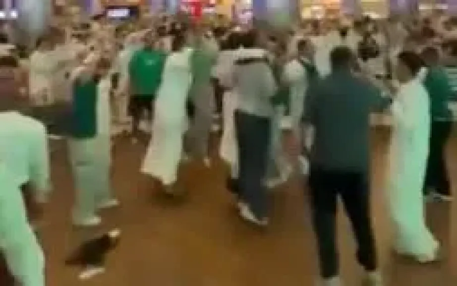 المشجعون السعوديون والمصريون يتعانقون بعد تأهل منتخب مصر إلى الدور الـ16 بكأس العالم 2026 | فيديو