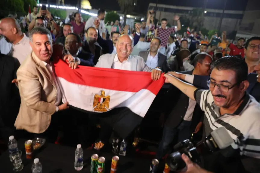 محافظ القاهرة يهنئ المصريين بالتأهل التاريخي لدور الـ16 بكأس العالم ويشاركهم مشاهدة الفوز على أستراليا