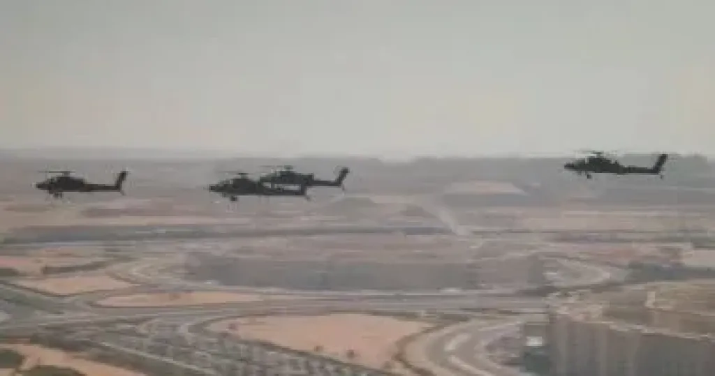 الرئيس السيسى يشهد استعراضا للطائرات المروحية المقاتلة بمقر القيادة الاستراتيجية