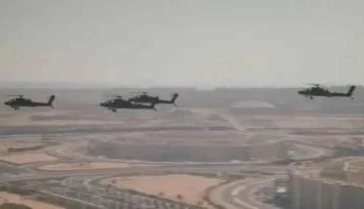 الرئيس السيسى يشهد استعراضا للطائرات المروحية المقاتلة بمقر القيادة الاستراتيجية