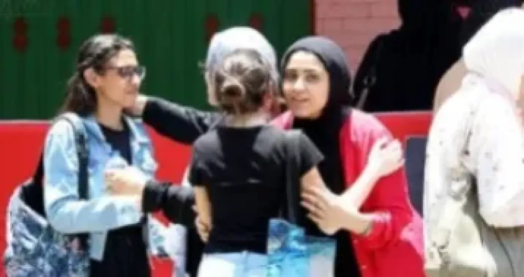 طلاب الثانوية يراجعون حتى اللحظة الأخيرة.. والأهالي يساندونهم بالدعاء
