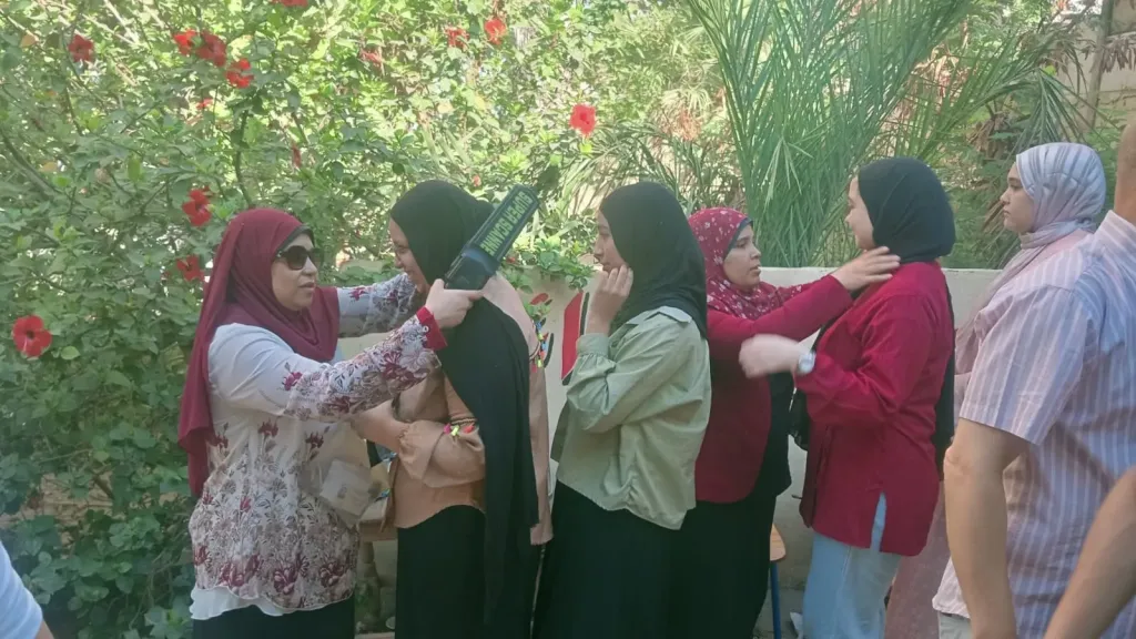 مدير تعليم أسيوط يتفقد إجراءات التفتيش بلجان امتحانات الثانوية العامة بديروط