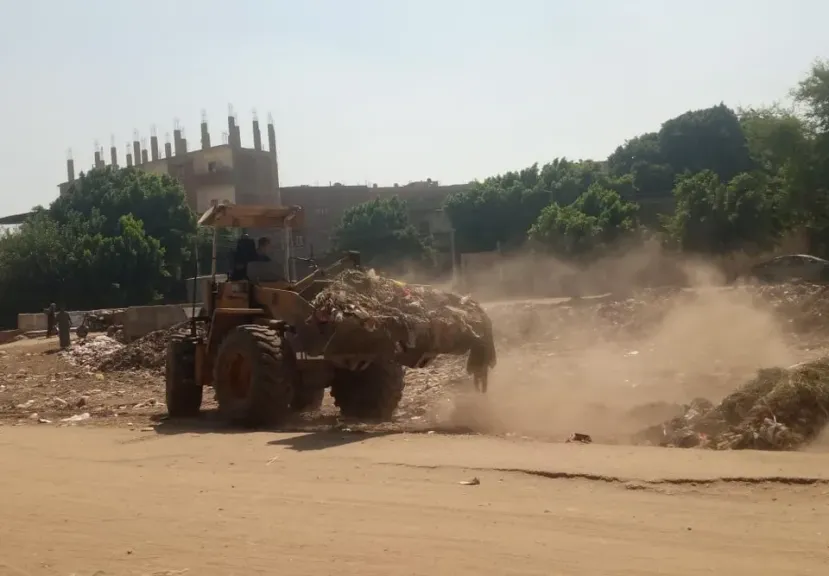 محافظ أسيوط يوجه برفع المخلفات وتراكمات الهدم وتحسين مستوى النظافة بقرية ديروط