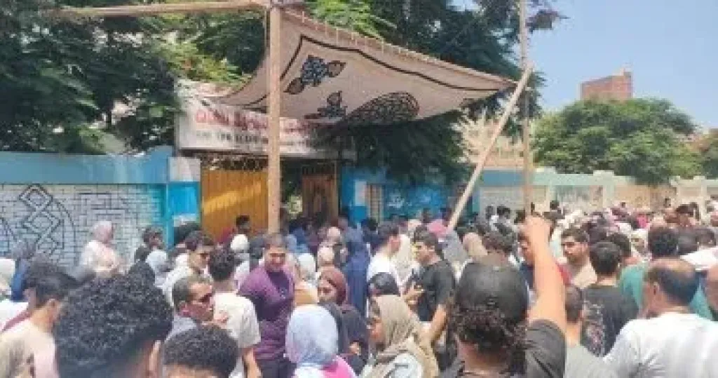 التحقيق مع مراقب صور أسئلة الإنجليزى فى ”حمام” لجنة بامتحانات الثانوية العامة