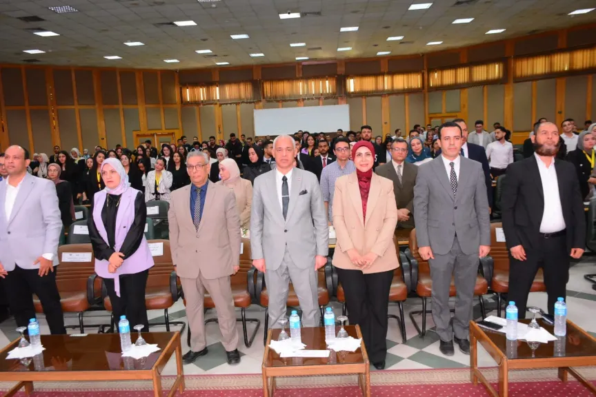 جامعة أسيوط تنظم معرض ومناقشات مشروعات تخرج برنامج نظم معلومات الأعمال