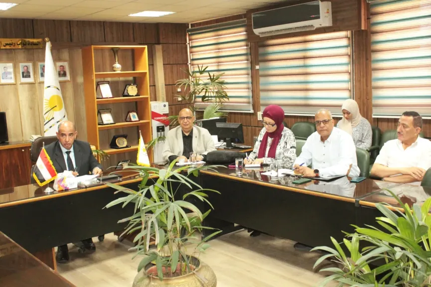 مراكز اللغات الأجنبية بجامعة أسيوط تناقش برنامجًا للتدريب الميداني بالتعاون مع جامعة
