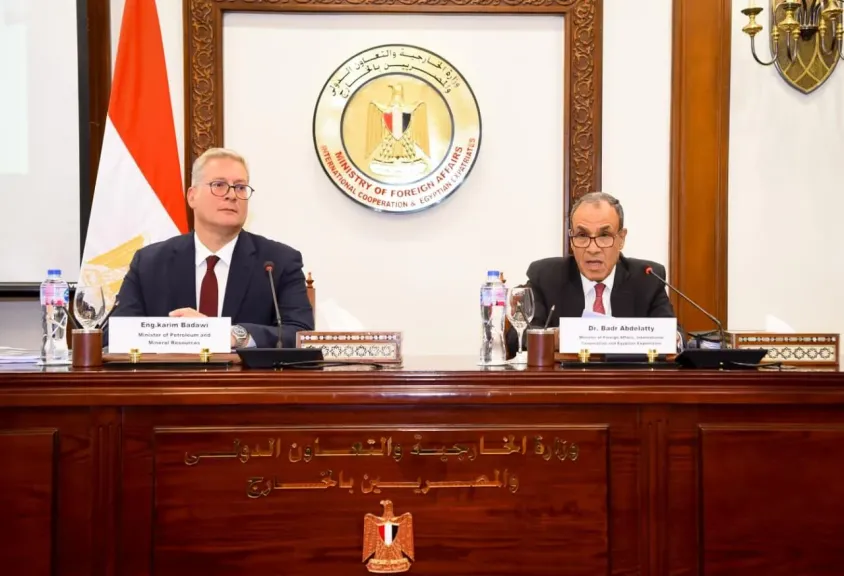 وزيرا الخارجية والبترول يعقدان جلسة إحاطة لممثلي السفارات الأجنبية في مصر