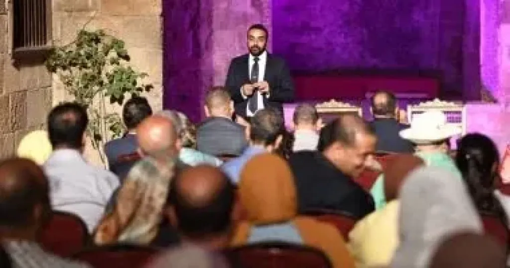 معاون وزير السياحة يكشف أسرار الحضارات الغارقة فى محاضرة بقصر الأمير طاز