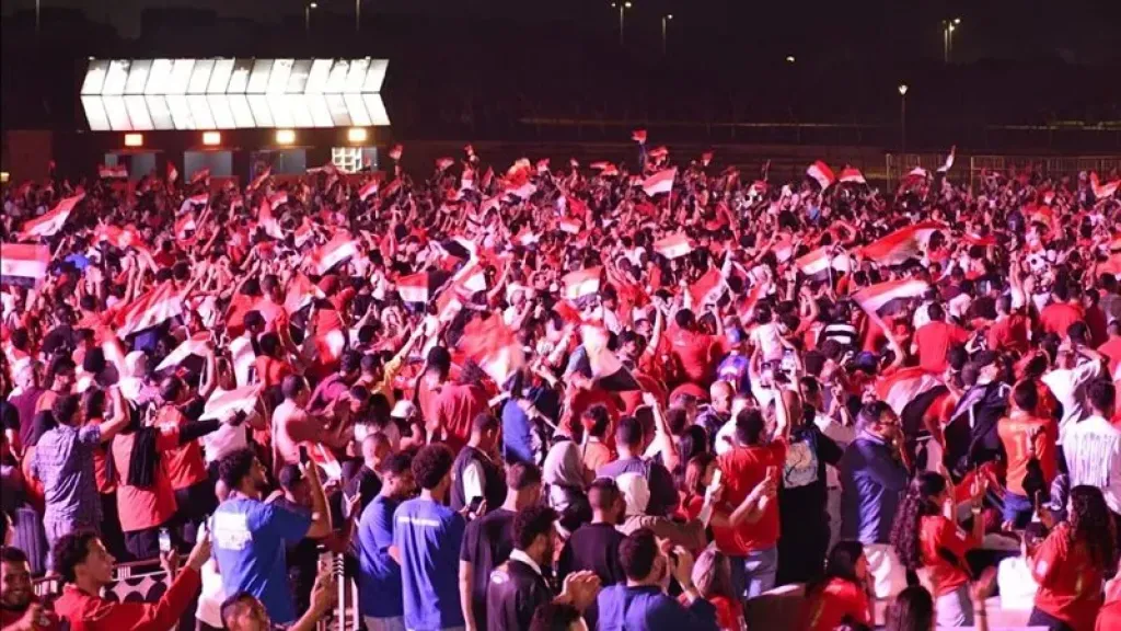 الجماهير المصرية والأرجنتينية تشعل الأجواء مبكرًا داخل ملعب المباراة