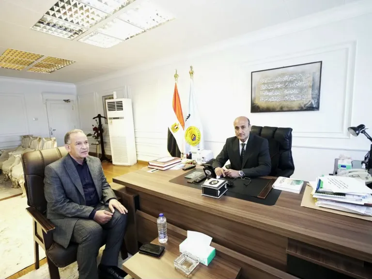 محافظ أسيوط يلتقي وكيل وزارة التربية والتعليم ويوجه بحصر الأماكن المتاحة