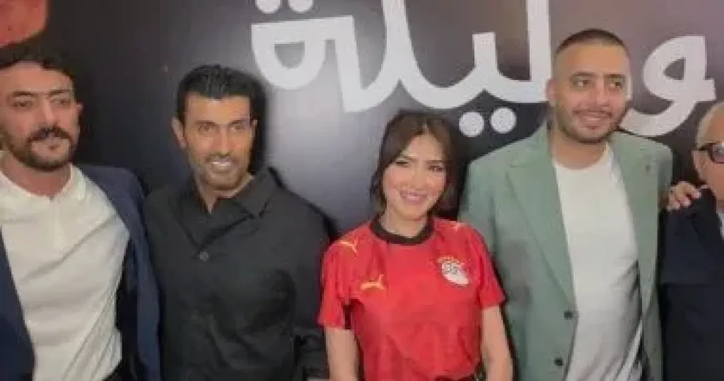 مى عمر تدعم المنتخب الوطنى وترتدى تيشيرت مصر فى العرض الخاص لشمشون ودليلة