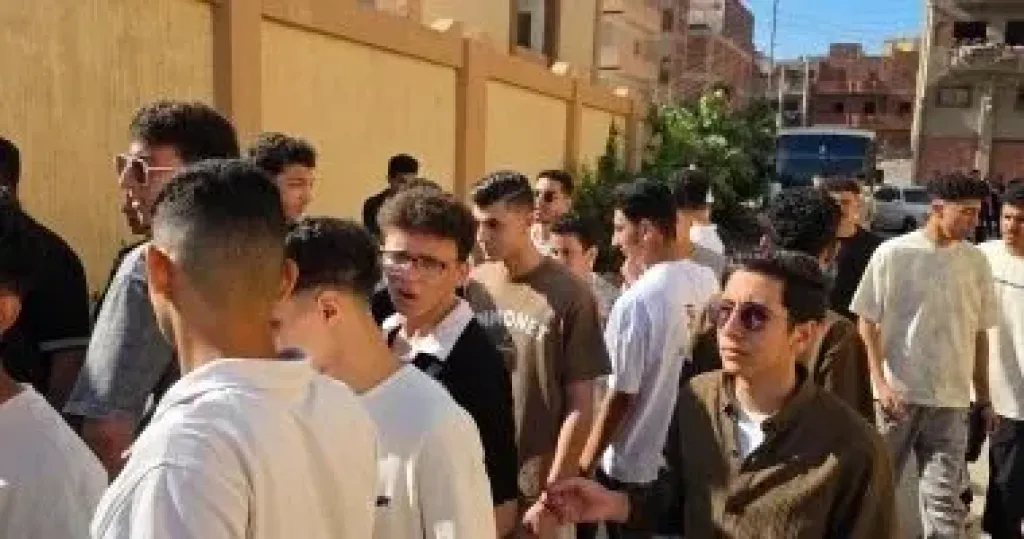 ضبط طالب خلال محاولة غش إلكترونى بامتحان مادة الفيزياء