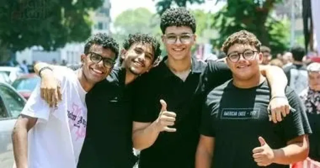 طلاب الثانوية العامة يبدأون امتحان الفيزياء والتاريخ