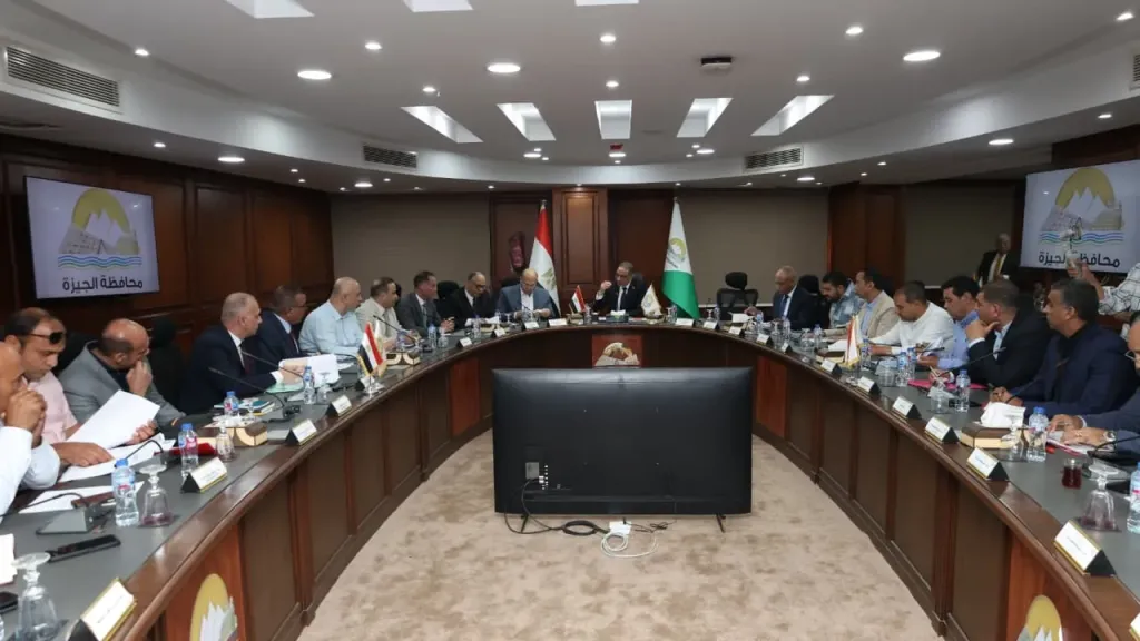 محافظ الجيزة يبحث مع نواب منشأة القناطر وأوسيم والوراق ملفات الصحة والتعليم وتحديد الأحوزة العمرانية