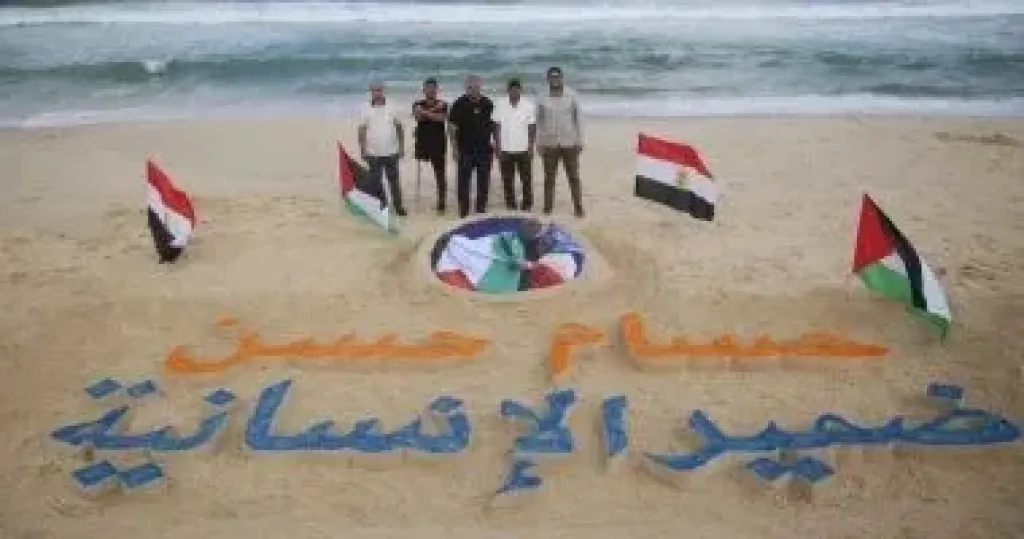 ضمير الإنسانية.. صورة حسام حسن على رمال بحر غزة تقديرا لدعمه لفلسطين