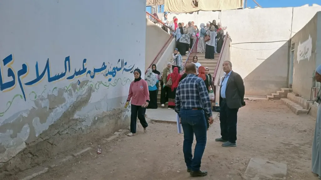 مدير تعليم أسيوط يتفقد إجراءات تفتيش الطلاب بلجان امتحانات الثانوية العامة بأبوتيج