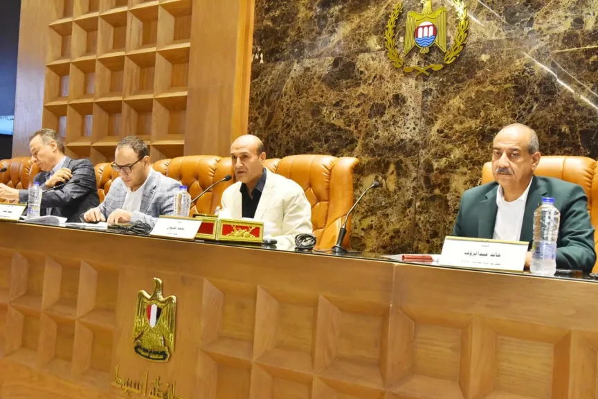 محافظ أسيوط يترأس المجلس التنفيذي ويوافق على مشروعات تعليمية جديدة