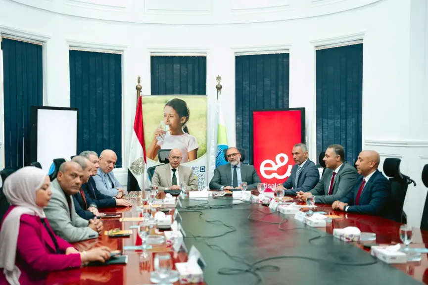 «إي آند مصر» والشركة القابضة لمياه الشرب والصرف الصحي توقعان بروتوكولًا لتعزيز البنية التحتية الرقمية