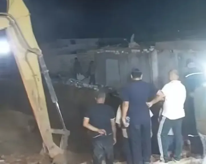 مأساة في أسيوط: مصرع مسن وابنته إثر انهيار حفرة للتنقيب عن الآثار
