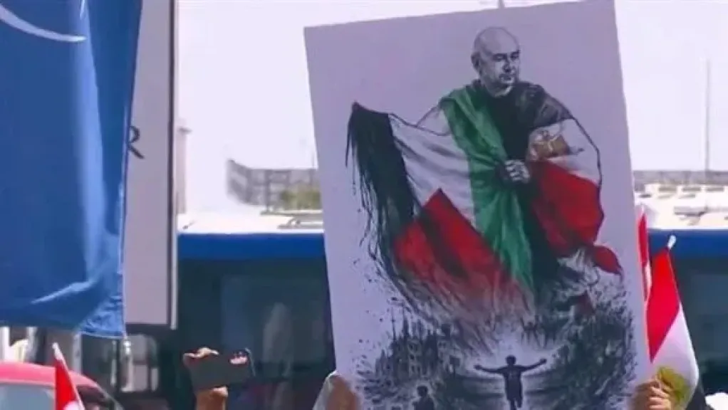 حسام حسن مع علم فلسطين يتصدر المشهد في استقبال المنتخب من مطار العلمين