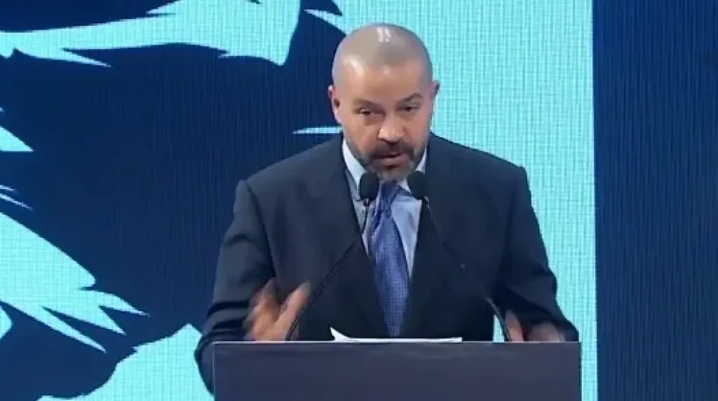 رئيس رابطة الأندية المحترفة في استقبال بعثة المنتخب الوطني في مطار العلمين
