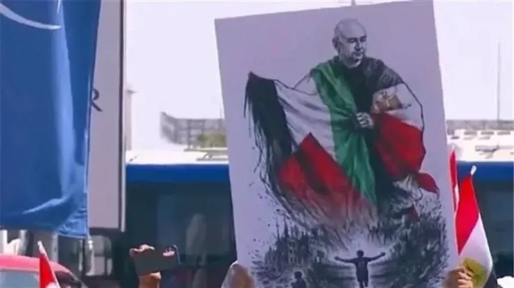 صورة حسام حسن بعلم فلسطين تتصدر استقبال بعثة المنتخب في مطار العلمين