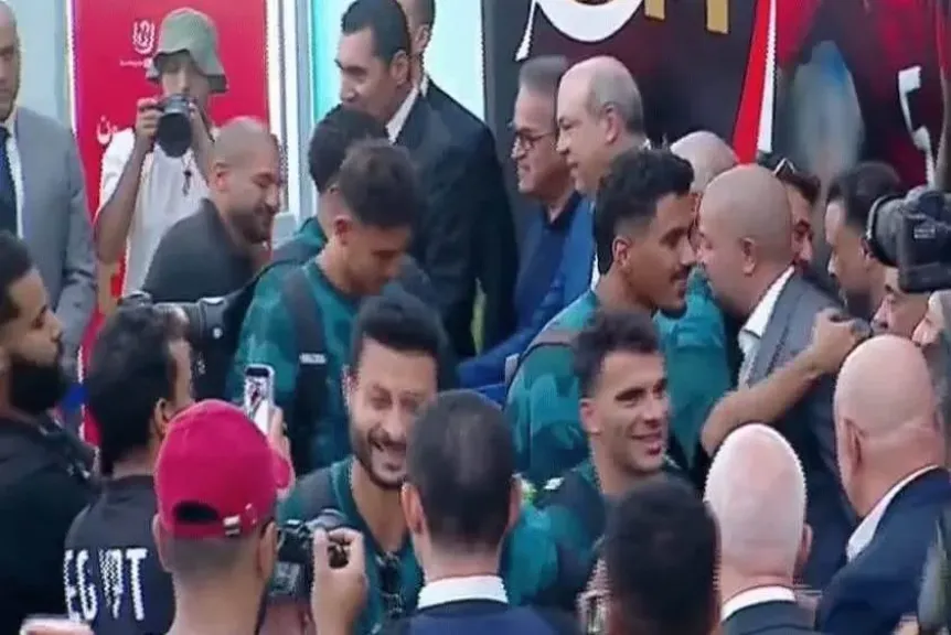 وزير الصحة يستقبل بعثة المنتخب الوطني في مطار العلمين