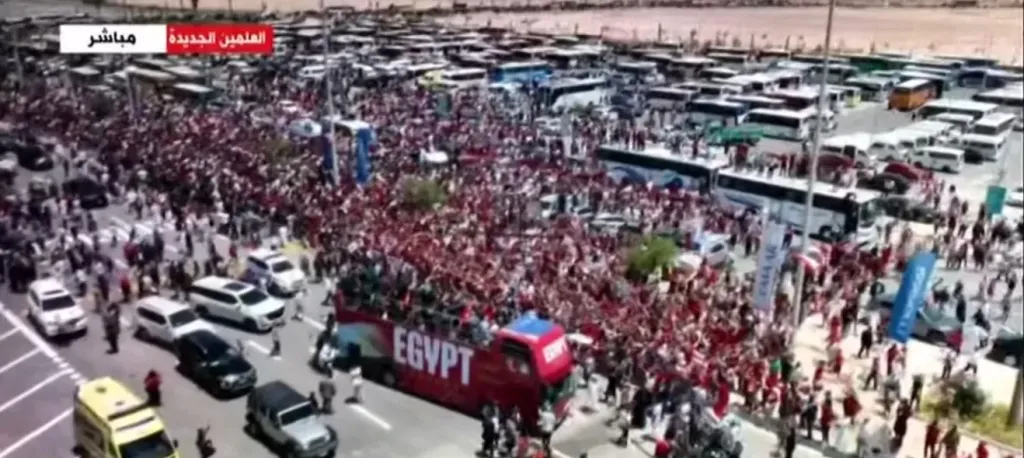 وزيرا الشباب والرياضة والطيران المدني يستقبلان بعثة المنتخب الوطني في مطار العلمين