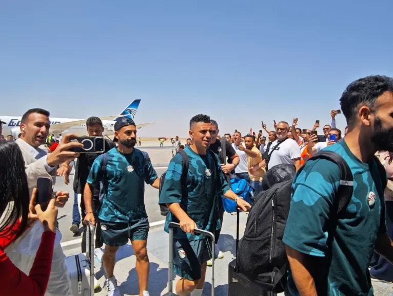 المصرية للمطارات تستقبل أبطال منتخب مصر بمطار العلمين الدولى بالورود