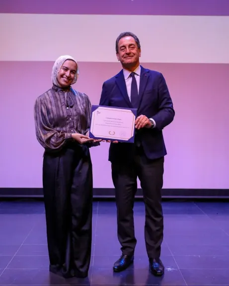 ملك حسام جلال عيسى تتسلم منحة «إيفل» الفرنسية بعد تفوقها المشترك بين جامعتي القاهرة والسوربون