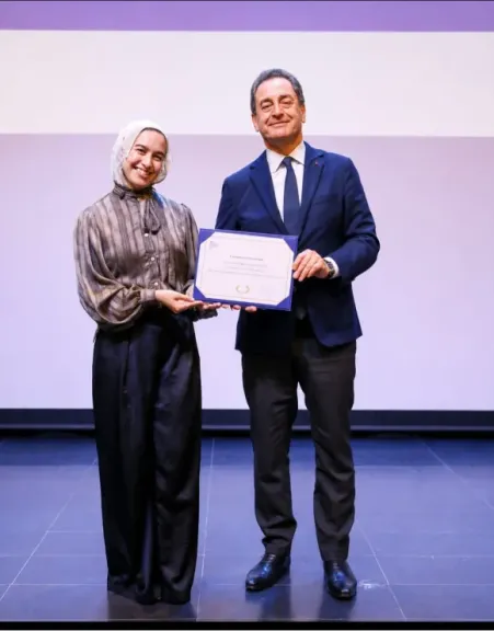 ملك حسام جلال عيسى تتسلم منحة «إيفل» الفرنسية بعد تفوقها المشترك بين جامعتي القاهرة والسوربون