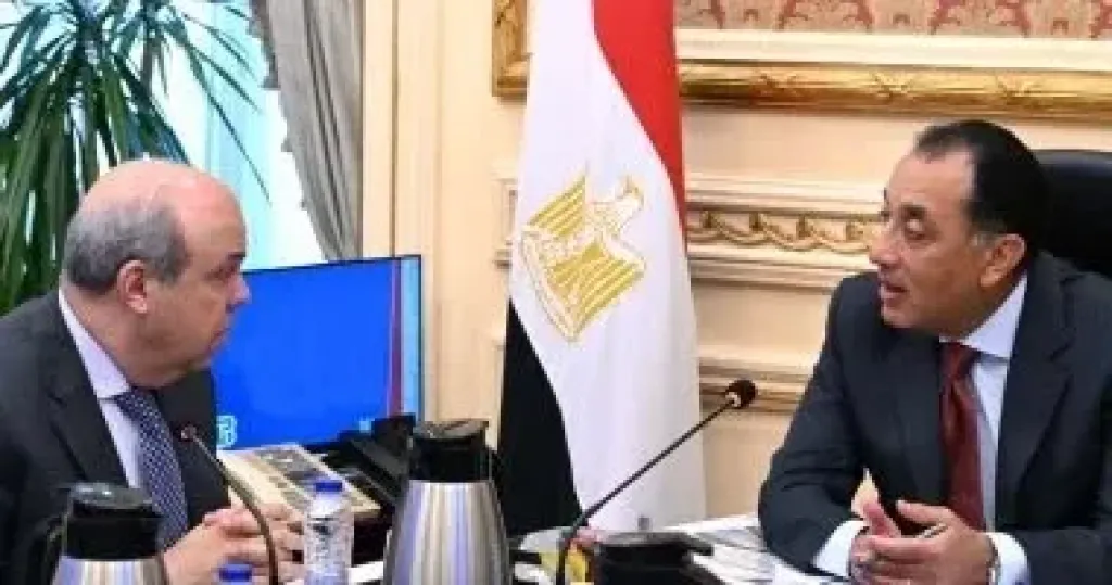 رئيس الوزراء يستعرض الموقف التنفيذي لمشروع مبني الركاب (4) بمطار القاهرة