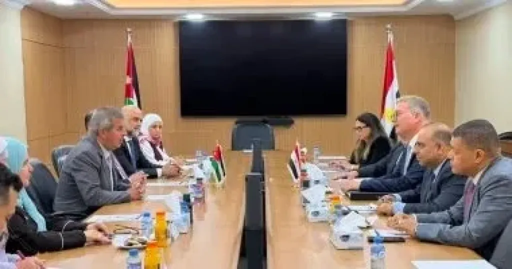 وزير البترول يبحث مع نظيره الأردني تعزيز التكامل في الطاقة والتعدين