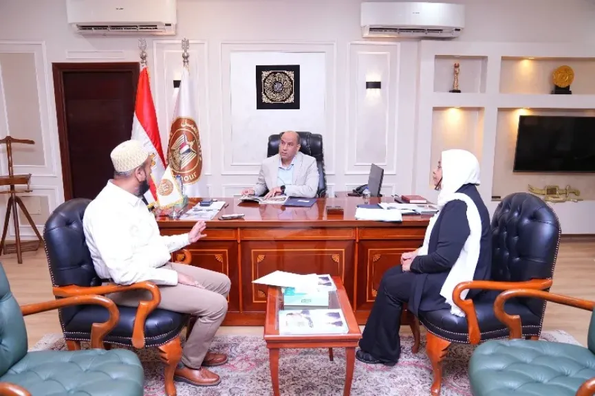 وزير العمل يستقبل ممثل سلطان البهرة بالقاهرة لإصدار تراخيص العمل للمشاركين في ترميم المساجد| صور