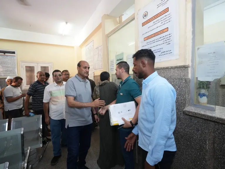 محافظ أسيوط يتفقد المركز التكنولوجي بمركز صدفا لمتابعة الخدمات المقدمة للمواطنين
