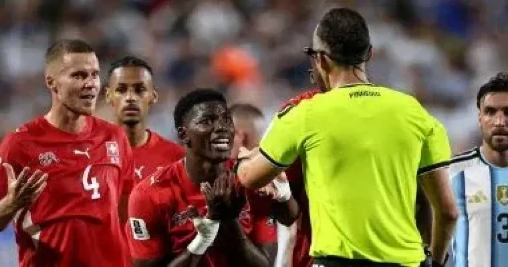 بعد طرد لاعب سويسرا.. ما هي تحديثات الفيفا لخاصية الـVAR؟