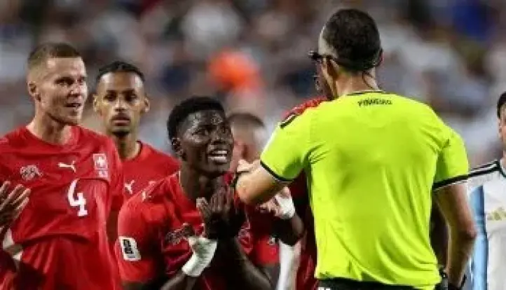 بعد طرد لاعب سويسرا.. ما هي تحديثات الفيفا لخاصية الـVAR؟