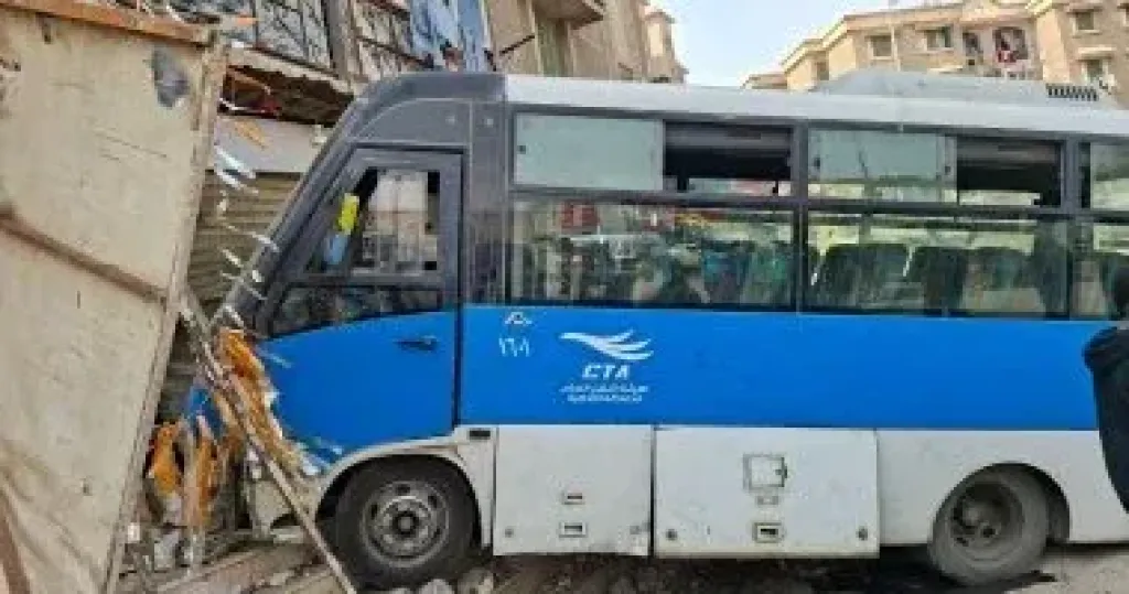 إصابة 8 اشخاص إثر حادث تصادم أتوبيس وميكروباص بطريق الواحات الصحراوى