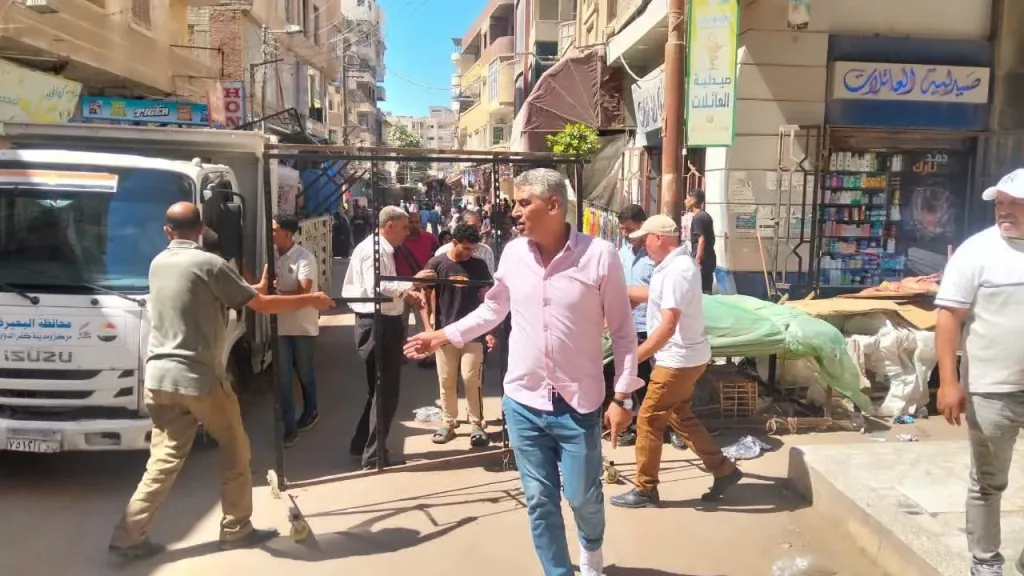 إزالة ٢٦٣ مخالفة إشغال طريق خلال حملة مكبرة بشوارع البحيرة
